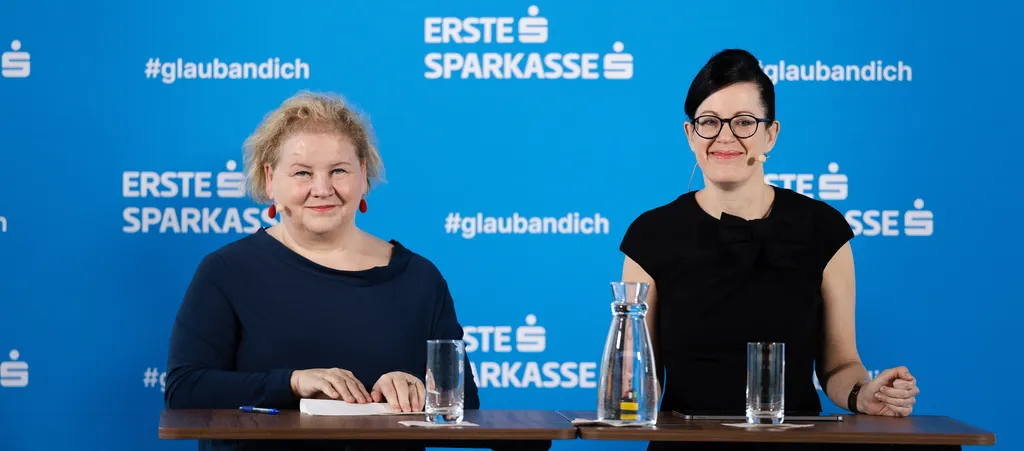 Bundesministerin Corinna Schuhmann und Erste Bank Oesterreich Vorstandsvorsitzende Gerda Holzinger-Burgstaller von der Erste Group bei einer Pressekonferenz zu dem Thema Mikrokredit
