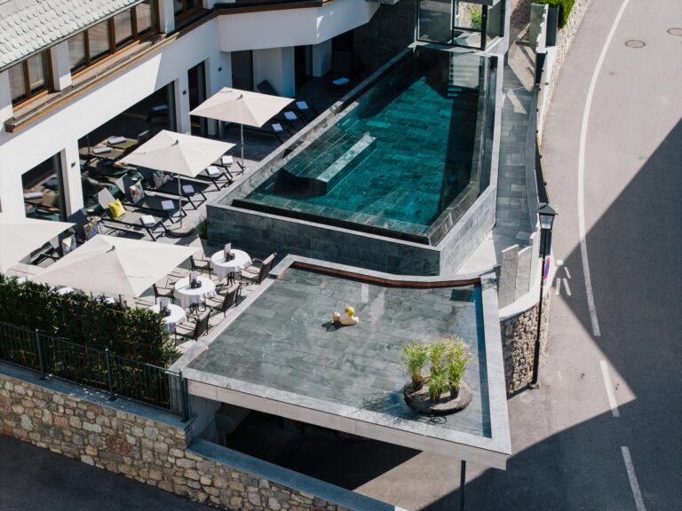 Pools und Liegen im Alpine Life Spa im Hotel Tirol Fiss