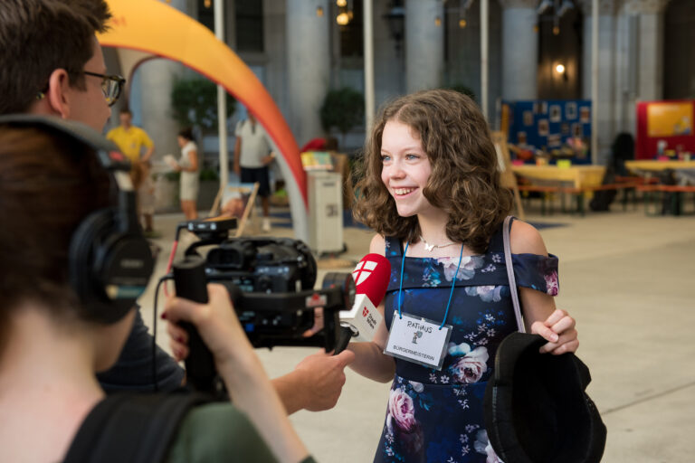 WIENOPOLIS – Die Kinderstadt im Rathaus, Kinderbürgermeisterin gibt ein Interview