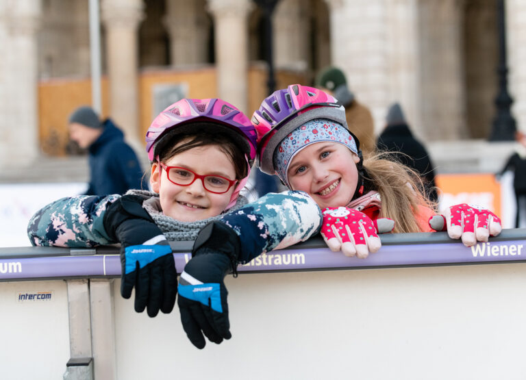 Kinder beim Eislaufen am Rathausplatz in den Semesterferien