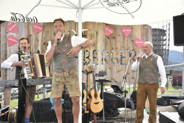 Live-Auftritt der Musikgruppe Die Katschberger beim 1. Klimaberg Genussfes feinheimisch