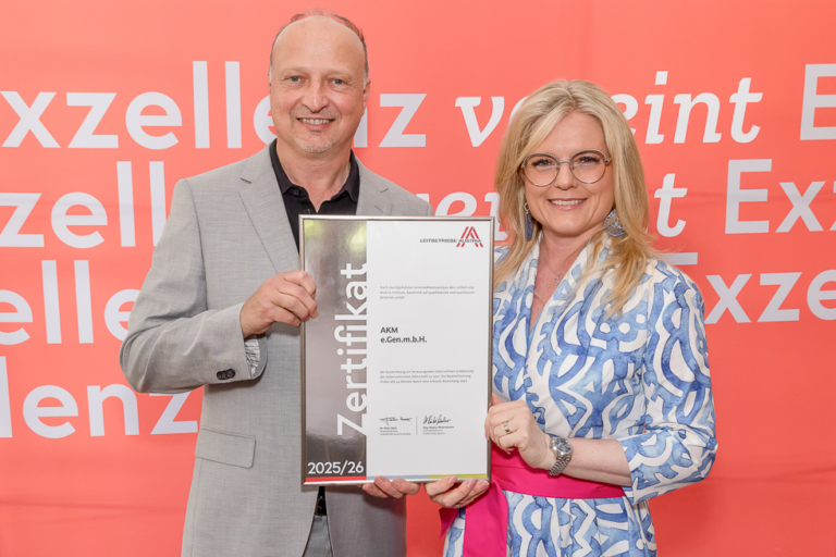 Gernot Graninger (AKM) und Monica Rintersbach (Leitbetriebe Austria) bei der Verleihung des Zertifikates