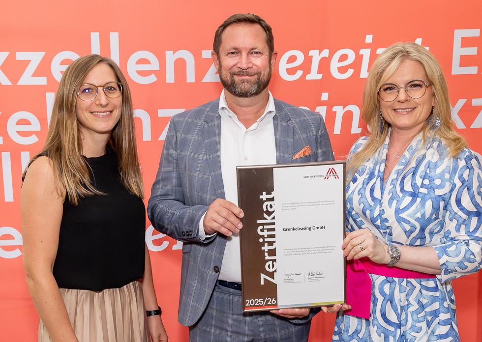 Drei Menschen, Sabrina Baier (Prokuristin GRENKELEASING), Oliver Rosteck (Geschäftsführer GRENKELEASING), Monica Rintersbacher (Geschäftsführerin Leitbetriebe Austria) bei der Übergabe des Leitbetriebe Austria Zertifikats für AKM