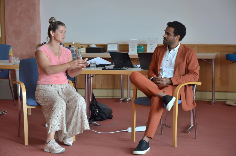 Lizz Görgl und Sam Ajayi bei den Performance Tagen 2025