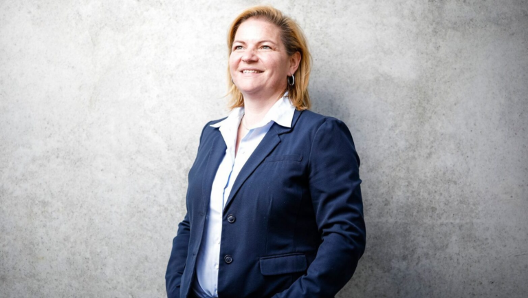 Abbildung von Sabine Dettenweitz von HELDECO die Person die das Interview gibt.