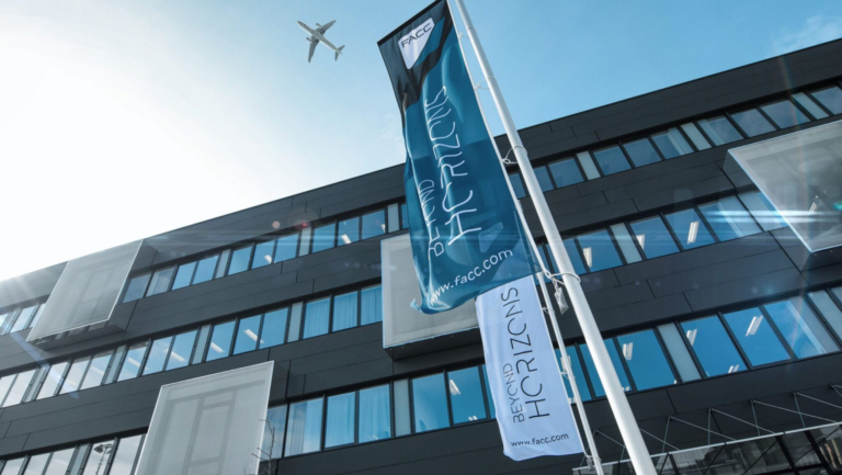 FACC AG Zentrale mit Flugzeug im Hintergrund