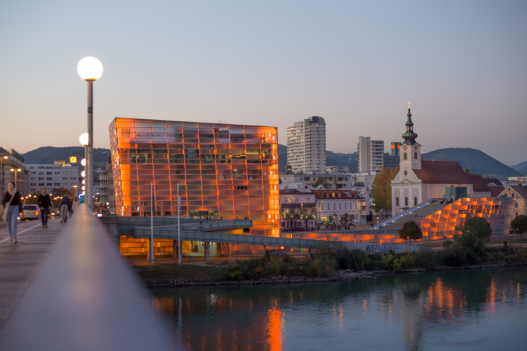 Frontansicht Gebäude Ars Electronica Center Linz