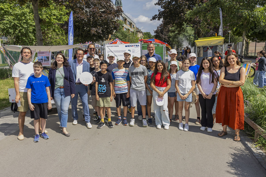 Schüler*innen der AHS Franklinstraße Klimastadtrat Czernohorszky, Gemeinderätin Bakos und Bezirksvorsteher Papai ihre gesammelten Ergebnisse, Flodo 4 Kids