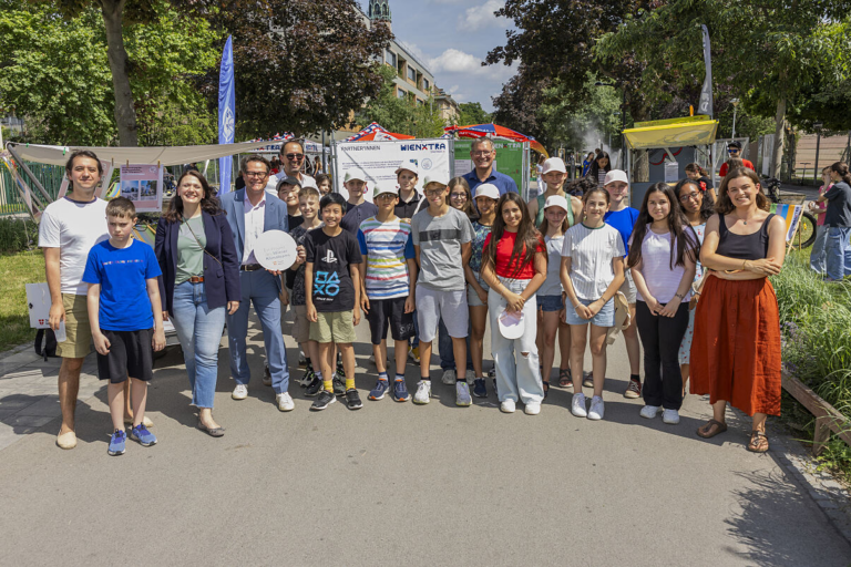 Schüler*innen der AHS Franklinstraße Klimastadtrat Czernohorszky, Gemeinderätin Bakos und Bezirksvorsteher Papai ihre gesammelten Ergebnisse, Flodo 4 Kids