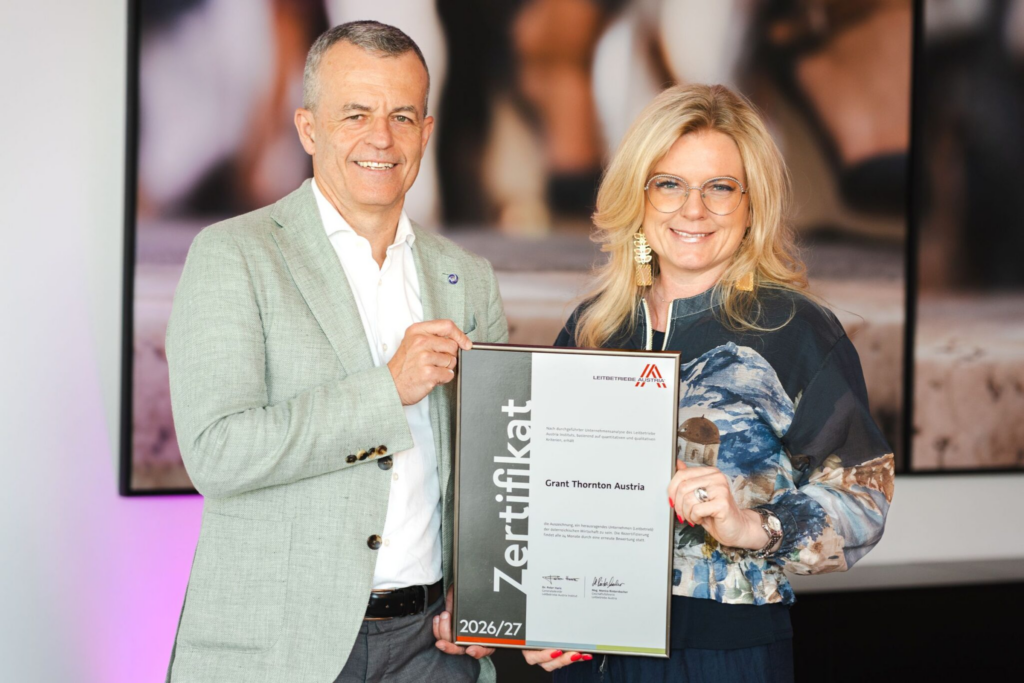Monica Rintersbacher überreicht Christoph Zimmel, CEO von Grant Thornton Austria das Leitbetriebe Austria-Zertifikat.