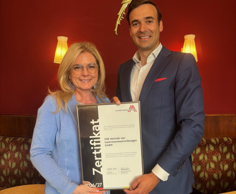 Monica Rintersbacher überreicht Marco Trupp von FHE Gastro Gruppe die Leitbetriebe Austria-Auszeichnung