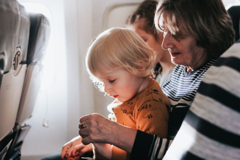 Reisevollmacht: Kind und Großmutter im Flugzeug