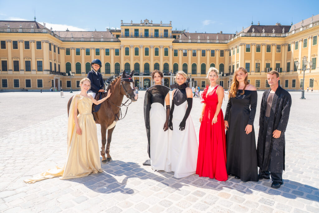 Reiter_innen als Models vor Schloss Schoenbrunn, Longines Global Champions Tour Vienna